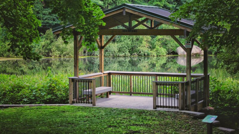 Drewniane altanki ogrodowe z montażem: przytulne przestrzenie relaksu w twoim ogrodzie