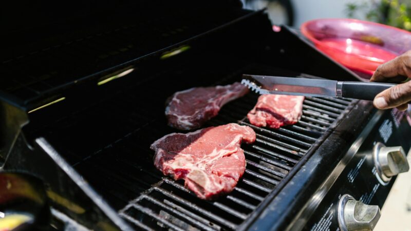 Jak przygotować idealny stek na grillu gazowym Weber – Sekrety mistrzów grillowania