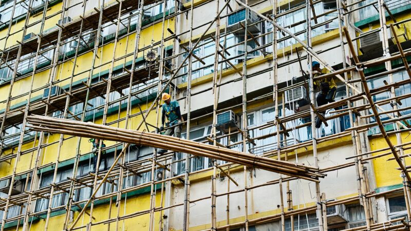 Szybki montaż i pełne bezpieczeństwo – Dlaczego warto inwestować w sprawdzone rusztowania aluminiowe