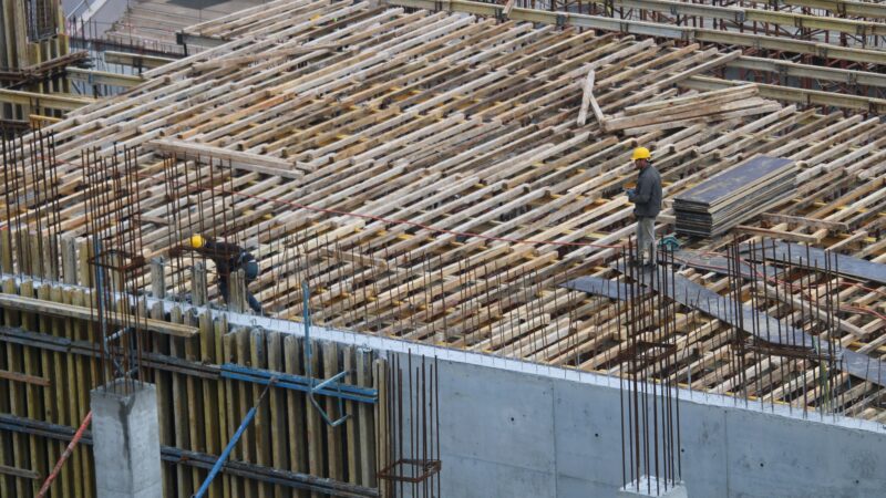 Deskowania systemowe – Jak wybrać odpowiedni system szalunkowy do betonowania