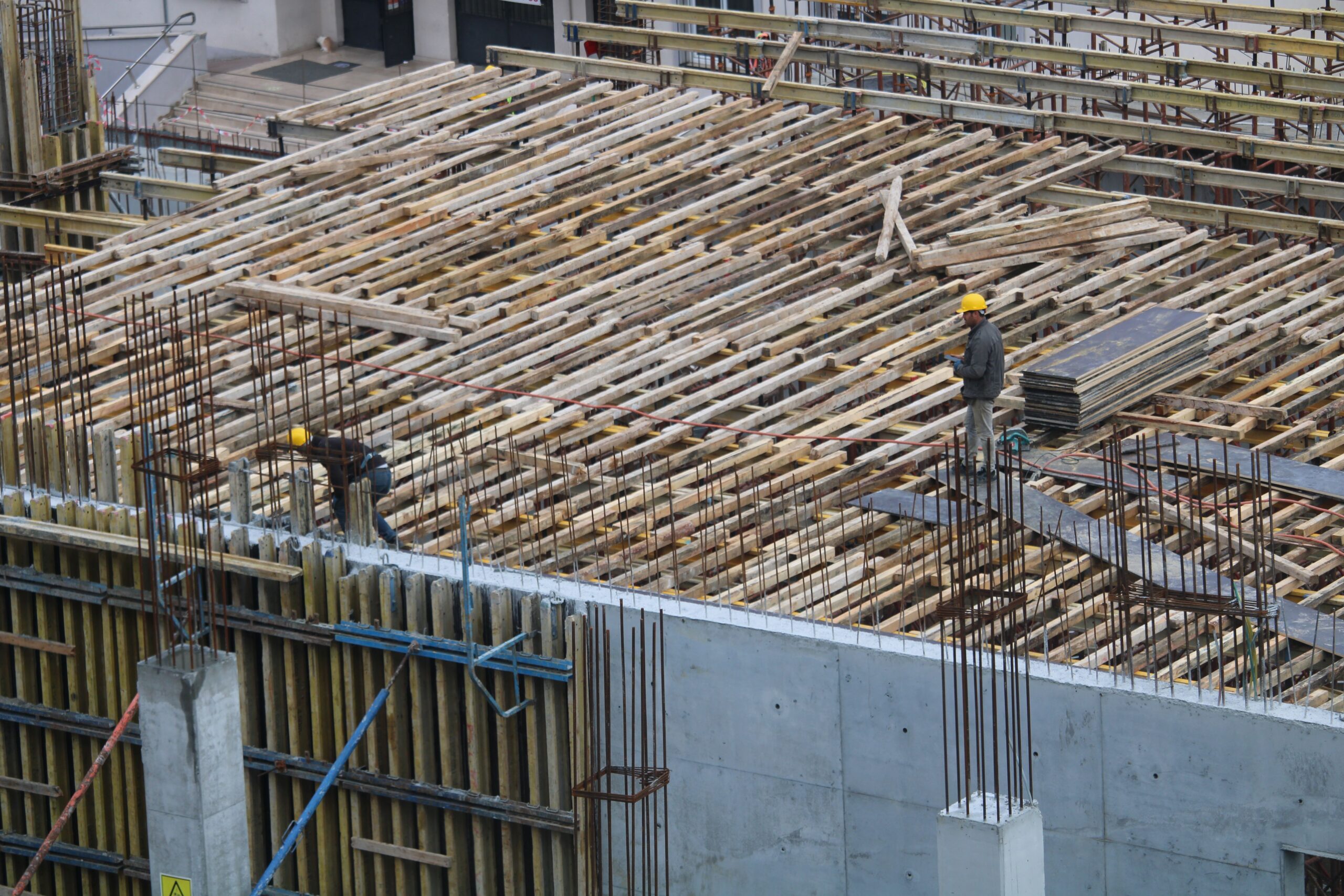 Deskowania systemowe – Jak wybrać odpowiedni system szalunkowy do betonowania