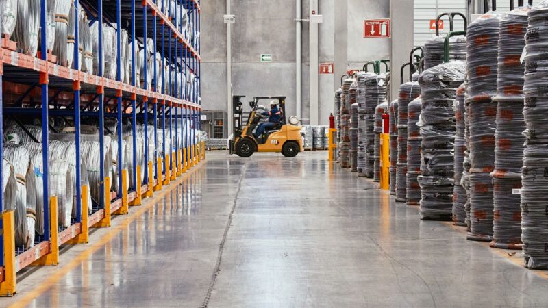 Jak skutecznie chronić ściany w halach i magazynach przed uszkodzeniami mechanicznymi? Odkryj zalety, jakie oferują odbojnice ścienne oraz inne metody zabezpieczania przestrzeni magazynowych
