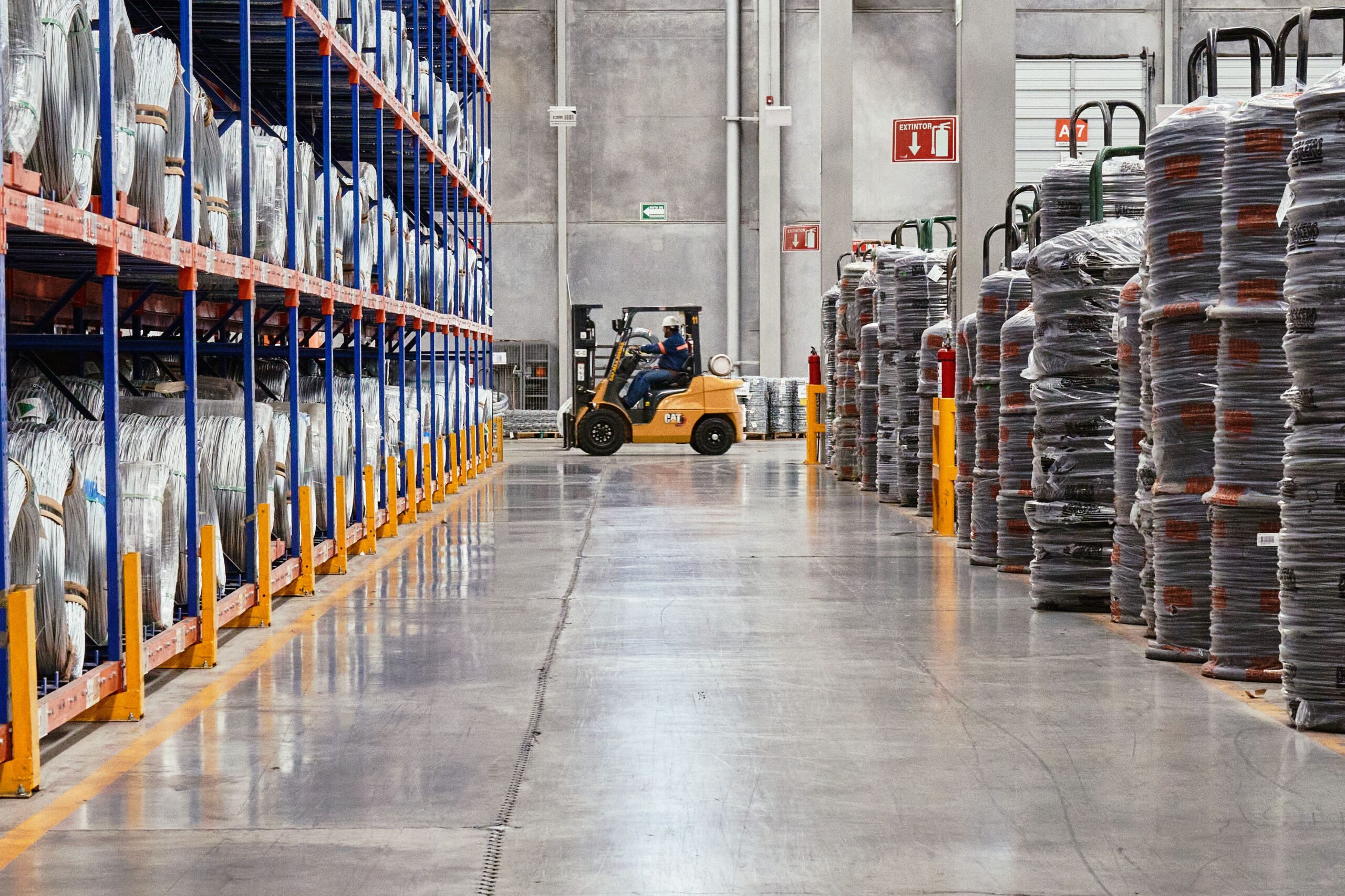 Jak skutecznie chronić ściany w halach i magazynach przed uszkodzeniami mechanicznymi? Odkryj zalety, jakie oferują odbojnice ścienne oraz inne metody zabezpieczania przestrzeni magazynowych